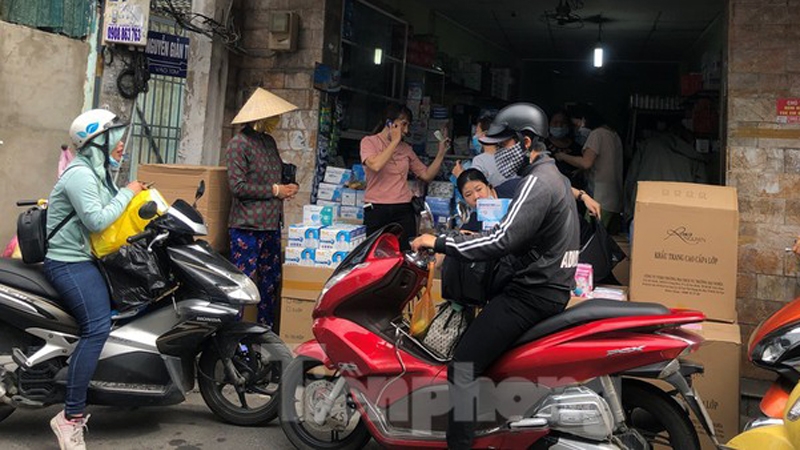 Residents of HCM City rush to buy face masks amid COVID-19 fears